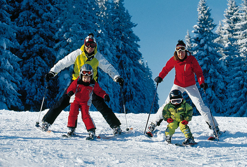 Семья на лыжах